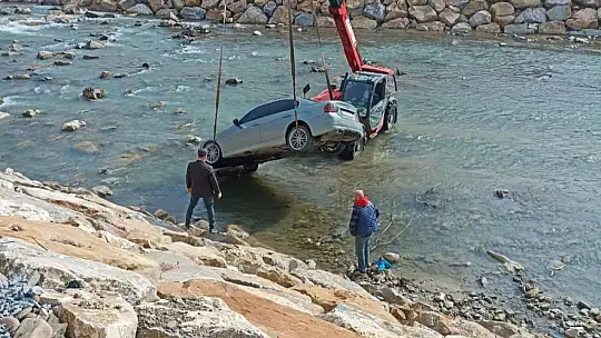Otomobil kanala uçtu