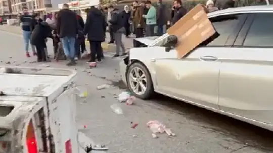 Yaya geçidinde çarpıştılar