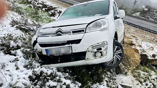 Kayan araç yoldan çıktı
