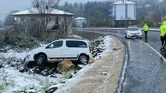 Kayan araç yoldan çıktı