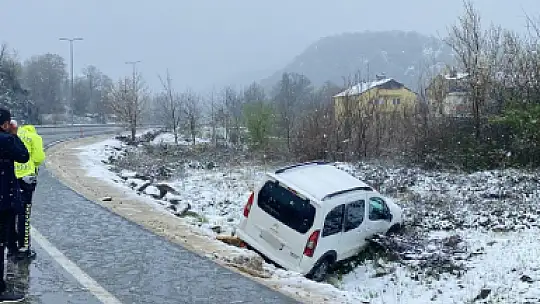 Kayan araç yoldan çıktı