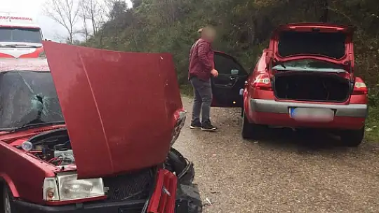 İki otomobil çarpıştı
