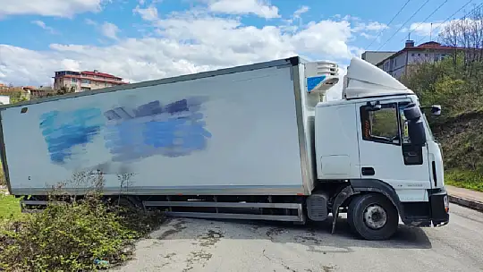 Geri kaçan kamyon askıda kaldı