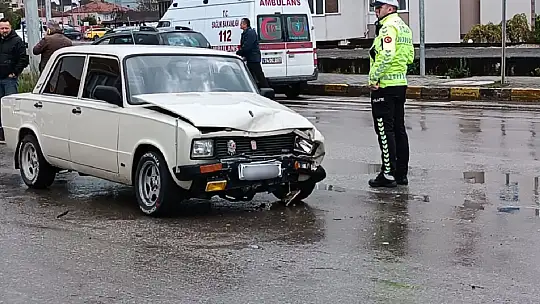 Ambulans ile çarpıştı