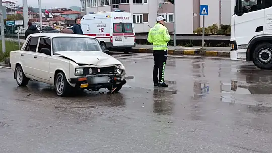 Ambulans ile çarpıştı