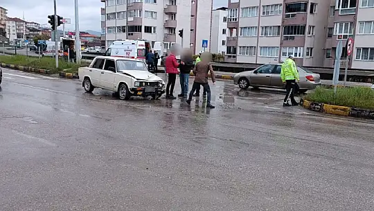 Ambulans ile çarpıştı