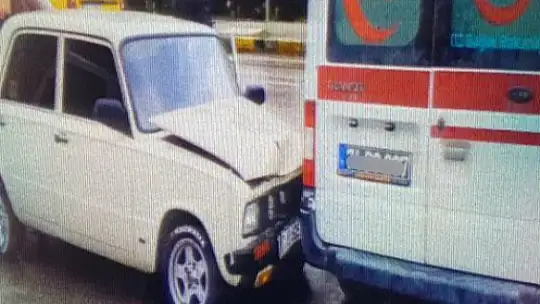 Ambulans ile çarpıştı