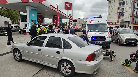 Akaryakıt istasyonu önünde kaza