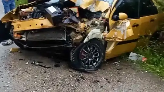 Otomobil vinç ile çarpıştı