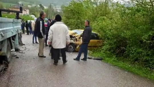 Otomobil vinç ile çarpıştı