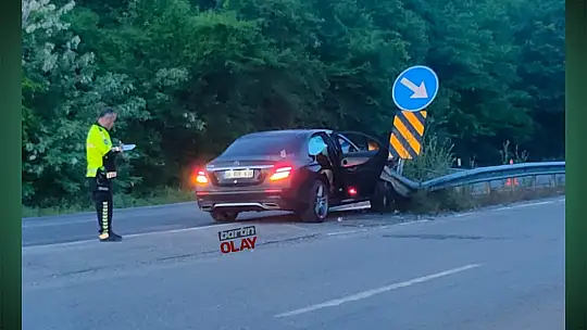 Otomobil bariyerlere çarptı