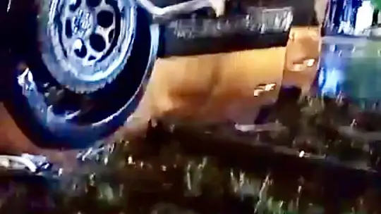 Bankete çarpıp 3 takla attı