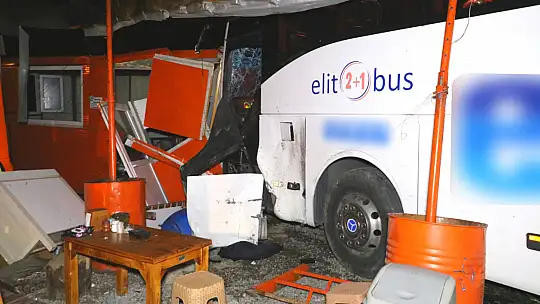 Otobüs ile otomobil çarpıştı