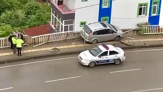 Korkuluklara çarptı, asılı kaldı