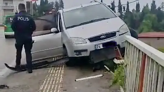 Korkuluklara çarptı, asılı kaldı