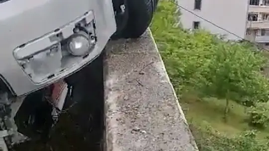 Korkuluklara çarptı, asılı kaldı