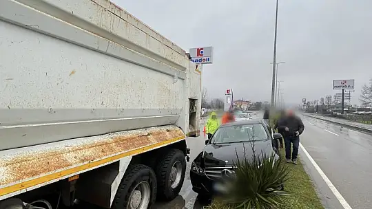 Araca çarpmamak için orta refüje çıktı