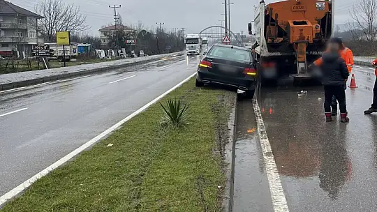 Araca çarpmamak için orta refüje çıktı