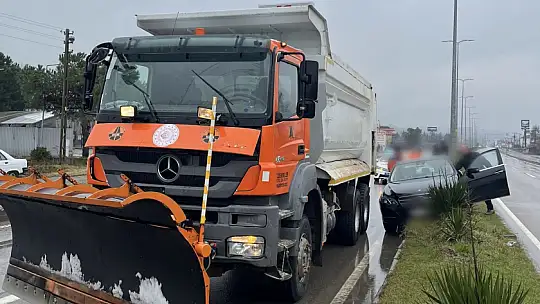 Araca çarpmamak için orta refüje çıktı