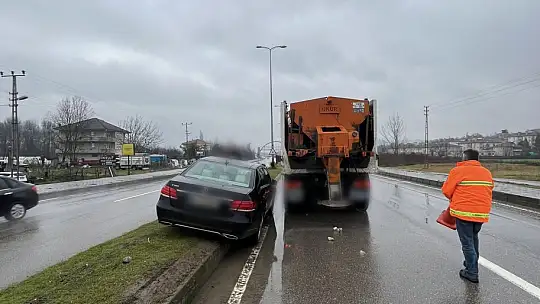 Araca çarpmamak için orta refüje çıktı