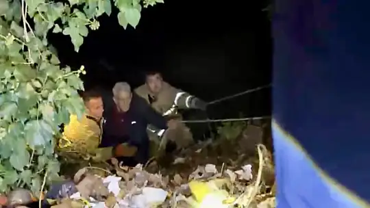 Karanlıkta ırmak kenarına yuvarlandı