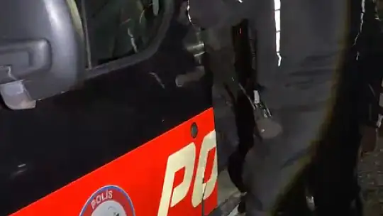 Karanlıkta ırmak kenarına yuvarlandı