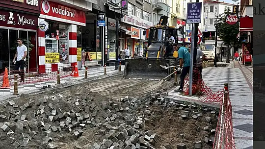 Parkeler sökülüyor, sıcak asfalt geliyor