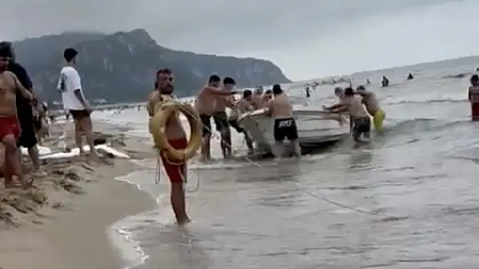Bartın'da gezi teknesi alabora oldu