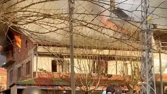 Alevler yandaki binalara sıçradı