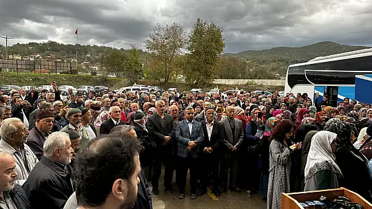 Kozcağız'dan 43 umreci uğurlandı