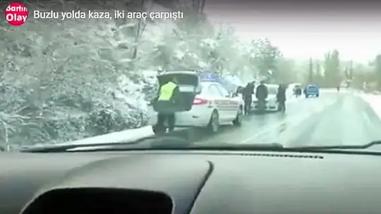 Buzlu yolda iki araç çarpıştı