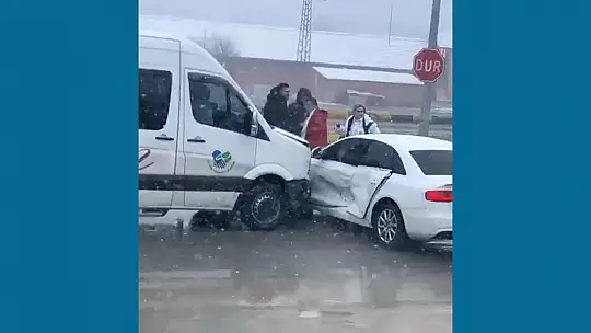 Polisevi kavşağında kaza
