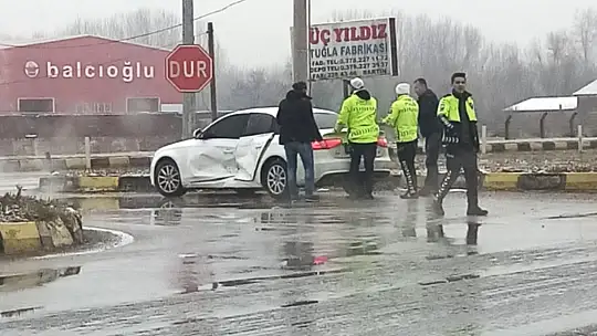 Polisevi kavşağında kaza