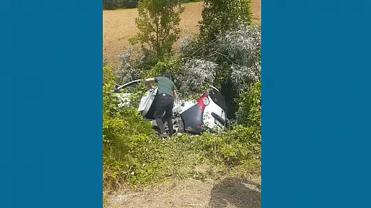 Yoldan çıktı, şarampole girdi