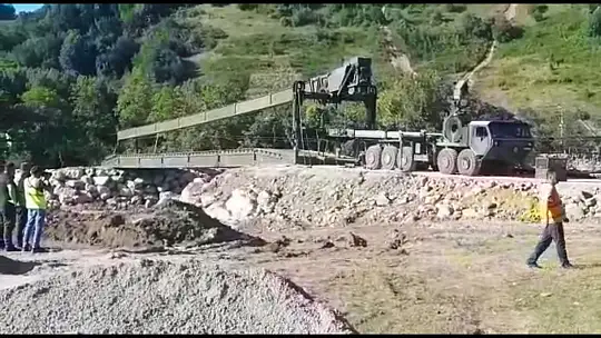 Seyyar köprü jet hızıyla kuruldu