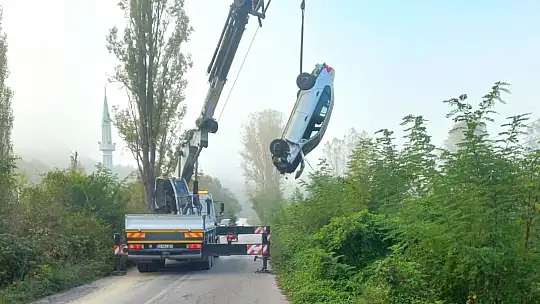 Otomobil boş araziye uçtu