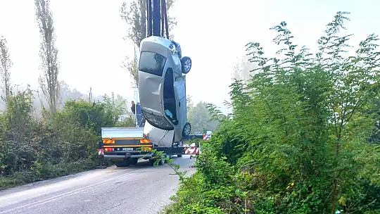 Otomobil boş araziye uçtu
