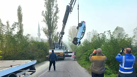 Otomobil boş araziye uçtu