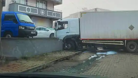 Patlayıcı yüklü kamyon duvara çarptı