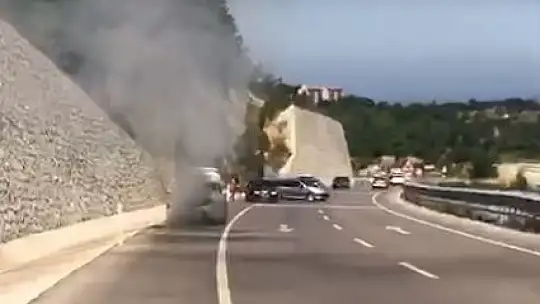 Seyir halindeki araç alev aldı