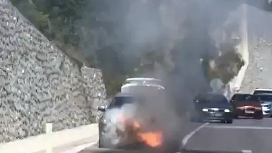 Seyir halindeki araç alev aldı