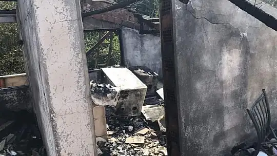 Yangında her şeyini kaybeden aile yardım bekliyor
