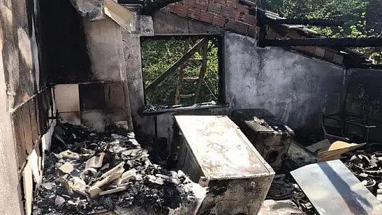 Yangında her şeyini kaybeden aile yardım bekliyor