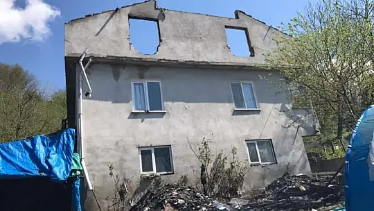 Yangında her şeyini kaybeden aile yardım bekliyor