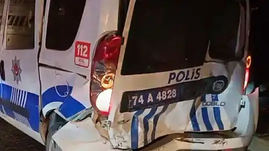 Polis aracına arkadan çarptı