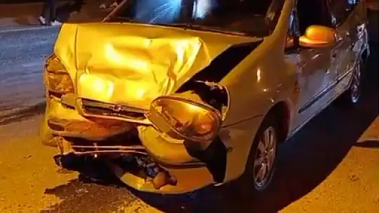 Polis aracına arkadan çarptı