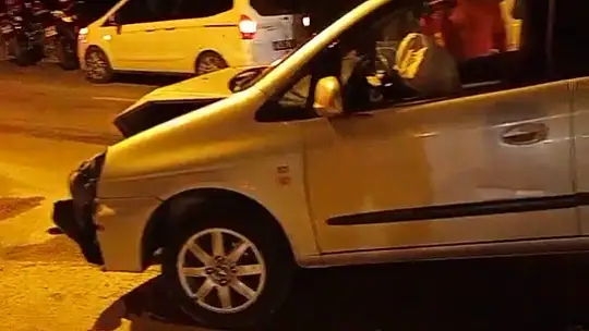 Polis aracına arkadan çarptı