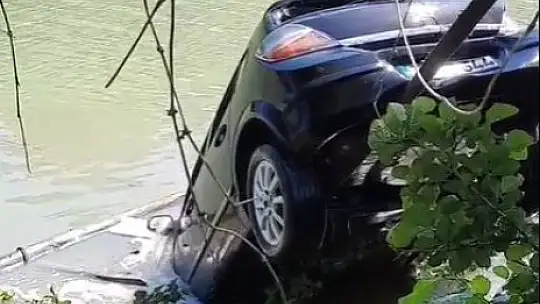 Tekneye çarpan Otomobil ırmağa uçtu