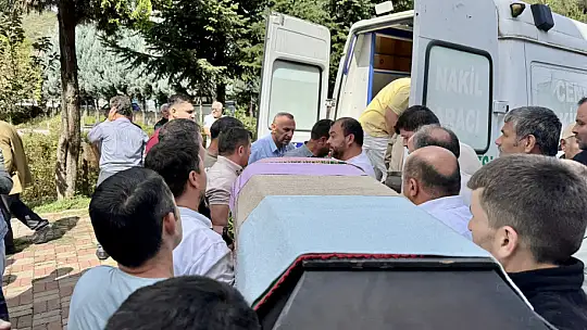 Oğlunun tabutunun başında gözyaşı döktü