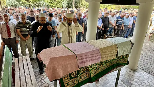 Oğlunun tabutunun başında gözyaşı döktü